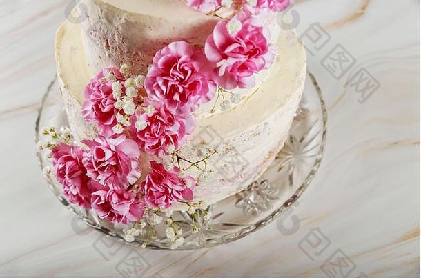 分层婚礼奶油奶酪蛋糕粉红色的康乃馨