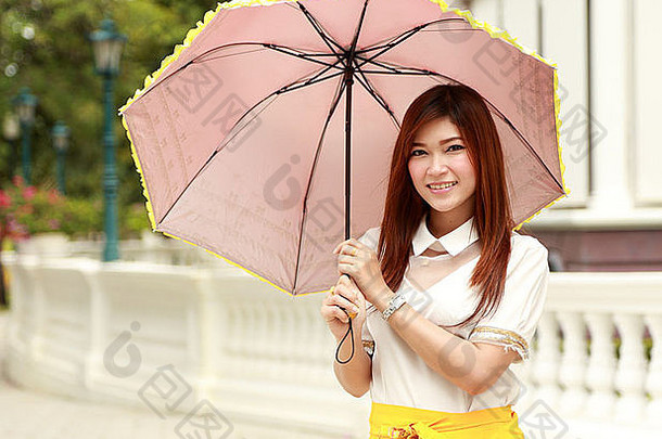 泰国女孩沙拉酱伞传统的风格宫背景