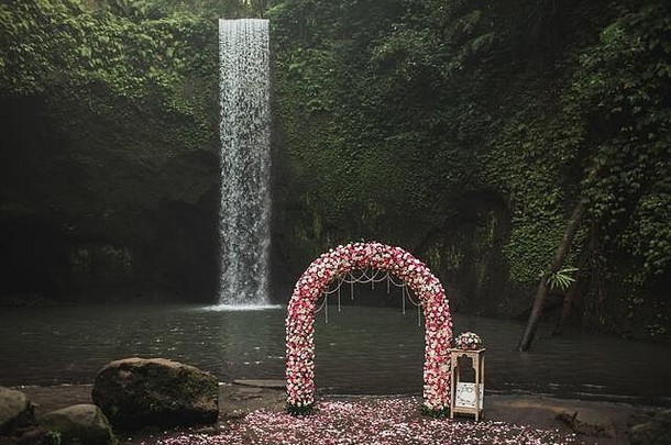 <strong>婚礼</strong>仪式小秘密瀑布蒂布马纳巴厘岛印尼丛林经典轮拱粉红色的白色玫瑰不寻常的目的地<strong>婚礼</strong>