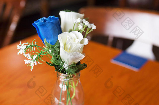 关闭atrificial蓝色的白色玫瑰表格装饰小玻璃花瓶传统的英语<strong>婚礼</strong>