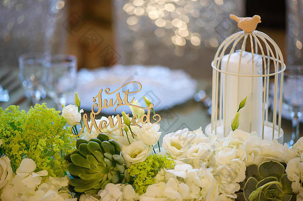 婚礼浪漫的装饰新娘新郎晚餐表格白色古董装饰鸟笼子里持有白色蜡烛混合花花束