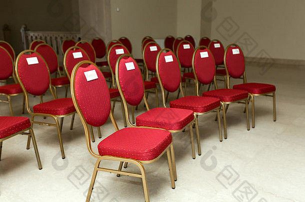 婚礼仪式宴会大厅在室内行椅子客人婚礼椅子红色的天鹅绒黄金铭牌家庭