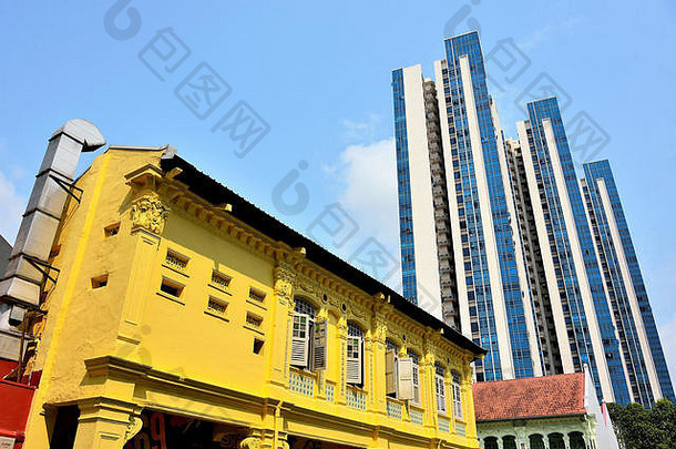 的角度来看视图色彩鲜艳的新加坡临街<strong>店铺</strong>背景现代公寓塔历史路大的