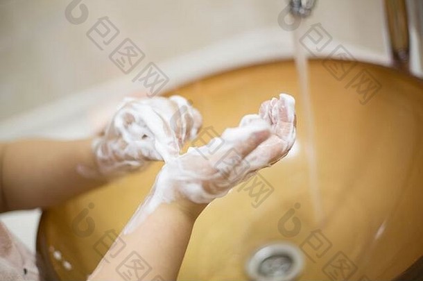 漂亮的亚洲哈萨克斯坦女孩面具洗手人男人。女人面具