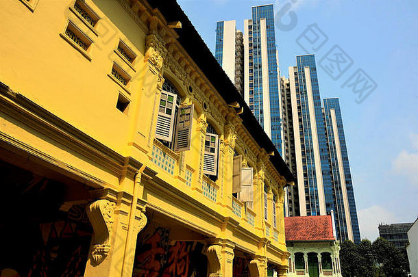 的角度来看视图色彩鲜艳的新加坡临街店铺背景现代公寓塔历史路大的