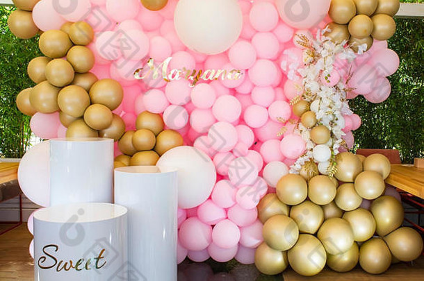 节日装饰明亮的气球填满氦粉红色的白色金球金树枝装饰假期节日装饰婚礼