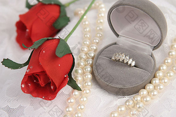 订婚环珍珠红色的玫瑰花边