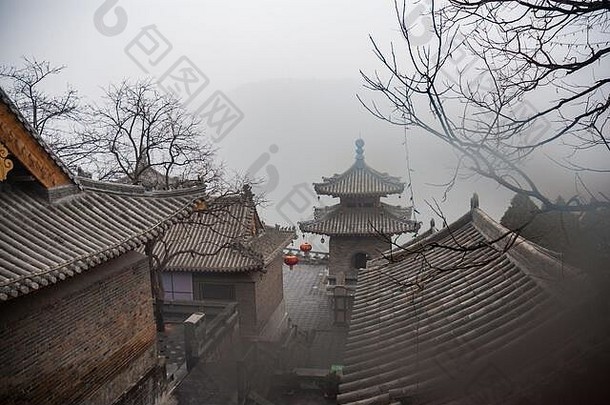 香山寺庙山坡上埋被污染的雾洛阳河南省中国