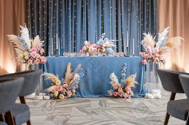 蓝色的桌布盘子烛台蜡烛奢侈品晚餐宴会餐厅美丽的精致的装饰婚礼