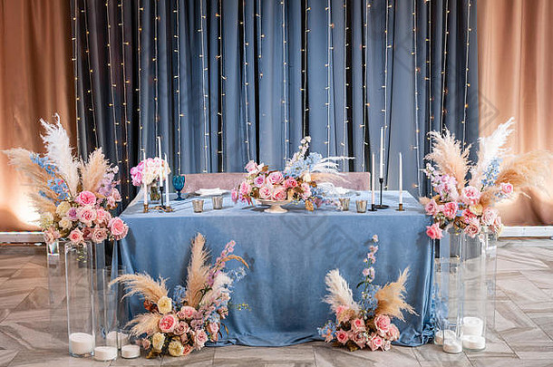 蓝色的桌布盘子烛台蜡烛奢侈品晚餐宴会餐厅美丽的精致的装饰婚礼