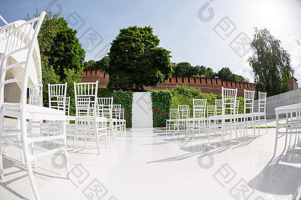 行空白色椅子坐着木地板上婚礼椅子花仪式在户外