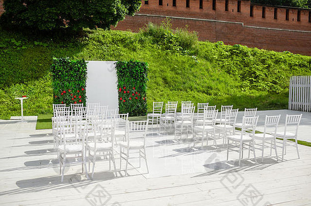 行空白色椅子坐着木地板上婚礼椅子花仪式在户外