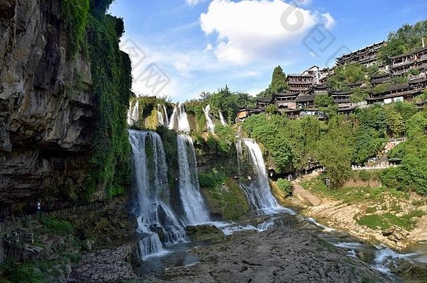 风景如画的古老的小镇湖南省中国芙蓉小镇壮观的芙蓉区瀑布