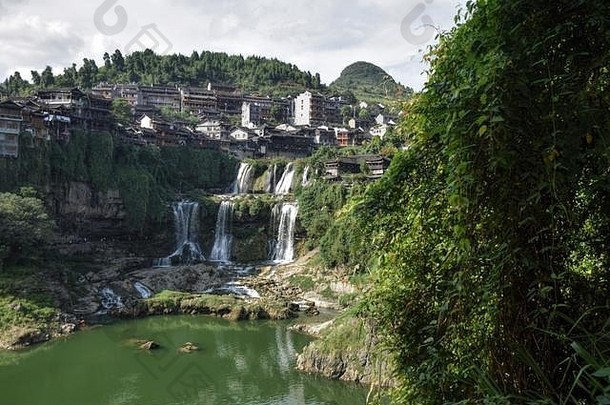 风景如画的古老的小镇湖南省中国芙蓉小镇壮观的芙蓉区瀑布
