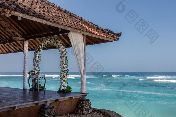 婚礼设置婚礼绿廊花拱椅子客人海洋巴厘岛印尼