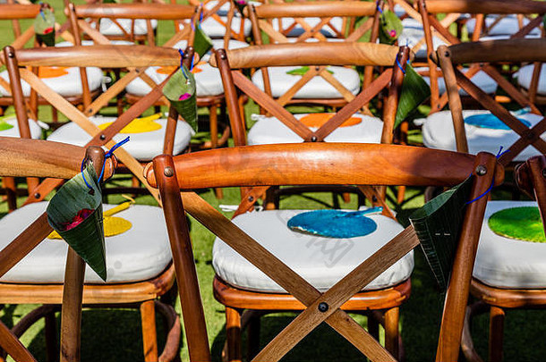 婚礼设置椅子客人色彩斑斓的球迷巴厘岛印尼