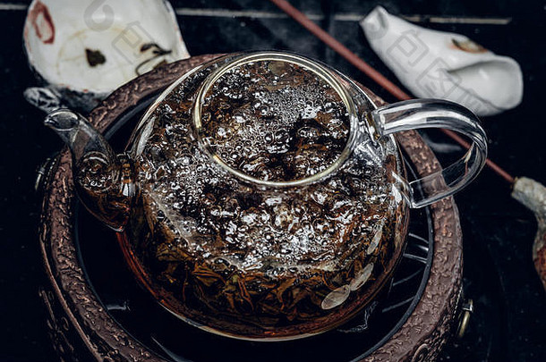 传统的Herbal茶透明的玻璃茶壶工作室拍摄