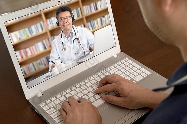 亚洲医生远程咨询病人远程医疗概念