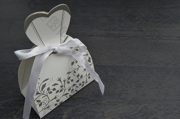 婚礼衣服形状的盒子杏仁五彩纸屑内部