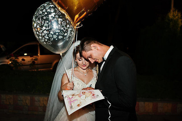 神奇的婚礼夫妇对抗气球晚上在户外