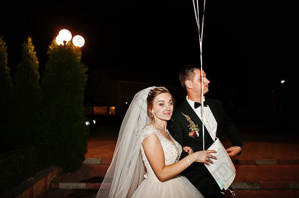神奇的婚礼夫妇对抗气球晚上在户外