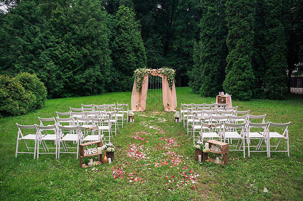 美丽的的地方使木广场花玫瑰装饰婚礼仪式绿色公园行空木椅子读