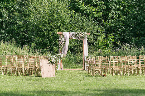 美丽的设置在户外婚礼仪式等待新娘新郎客人木椅子装饰花区婚礼仪式森林