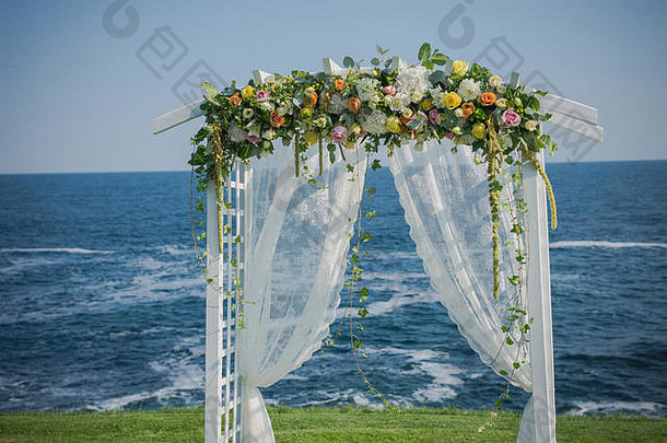 婚礼仪式花拱椅子黑色的海背景海滩婚礼