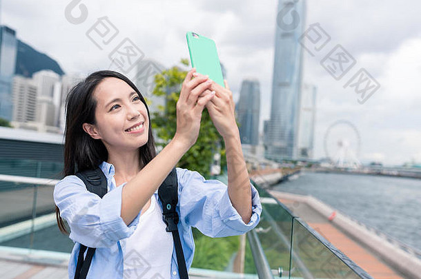 女人采取照片移动电话在香港香港