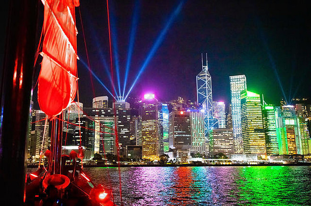 在香港香港港视图传统的垃圾船晚上著名的激光显示旅行中国亚洲航行历史船在香港香港vic