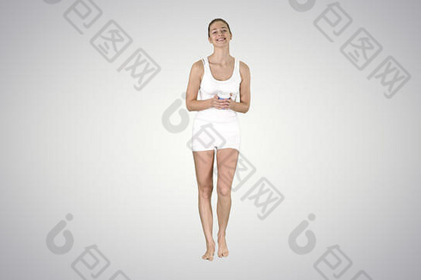 女人梯度体育运动衣服持有纸杯咖啡会说话的相机梯度背景