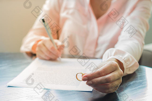 伟大的概念离婚结束的关系年轻的女人签署离婚协议