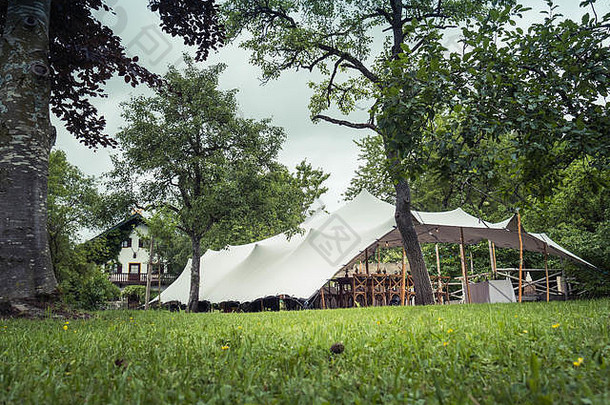 图像巨大的白色<strong>帐篷</strong>婚礼事件自然