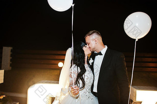 时尚的婚礼夫妇灯气球保持吻伟大的大信词爱光内部婚礼仪式