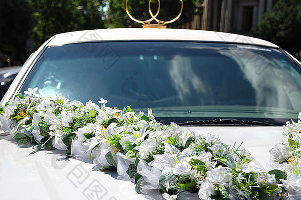 白色婚礼车装饰花