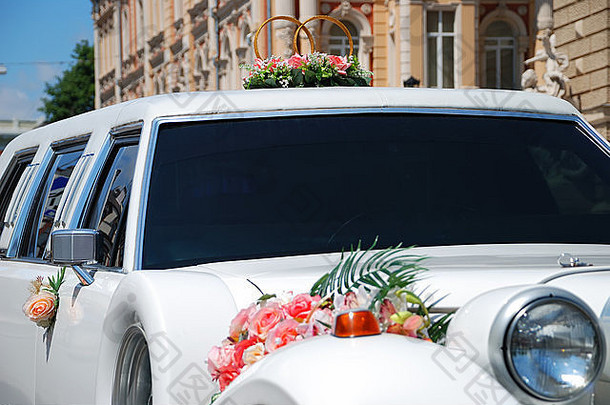 白色婚礼豪华轿车装饰花环