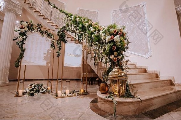 美丽的奢侈品婚礼接待花楼梯装饰花
