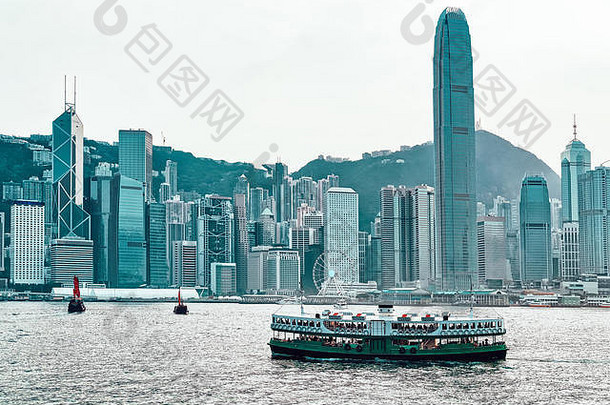 明星渡船维多利亚港在香港香港天际线日落