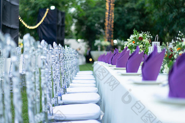 奢侈品白色紫色的红色的晚餐表格集水晶椅子花园