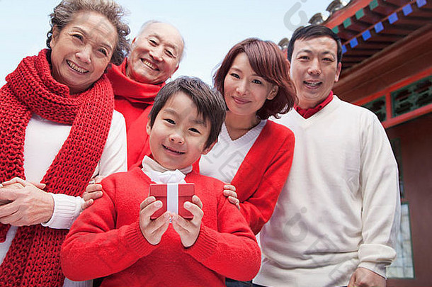 multi-generation家庭传统的中国人院子里