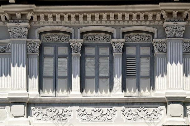 传统的商店房子外灰色的木装有百叶窗板的百叶窗拱形窗户华丽的列雕刻珠chiat区新加坡