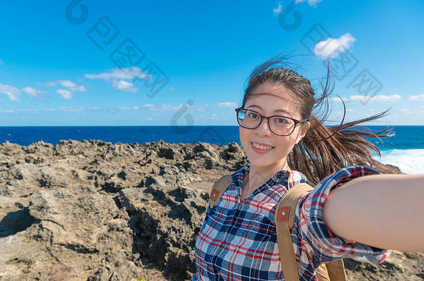快乐的漂亮的女旅行者自拍旅行国家公园查看美丽的蓝色的海洋景观夏天假期