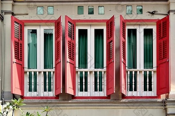 传统的商店房子外红色的木装有百叶窗板的百叶窗“朱丽叶”阳台singapore’s历史埃弗顿公园