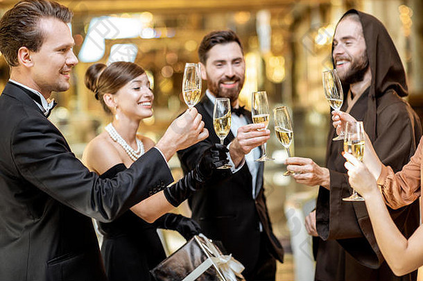 集团优雅的人穿着考究的复古的风格庆祝一年假期有趣的葡萄酒杯奢侈品餐厅大厅