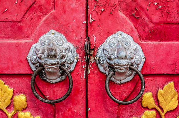 红色的中国人寺庙通过渴望叶