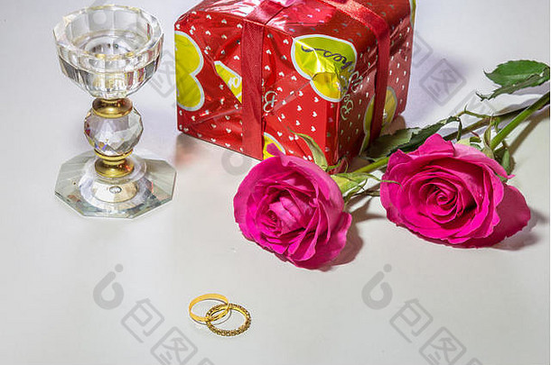 浪漫的粉红色的玫瑰包装礼物项水晶蜡烛站婚礼环孤立的白色<strong>背景</strong>