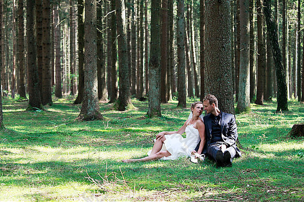 新娘新郎拍摄婚礼森林