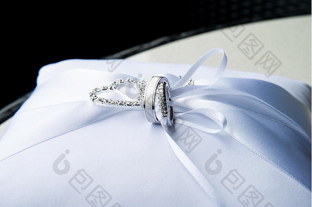婚礼环如图所示白色观赏枕头