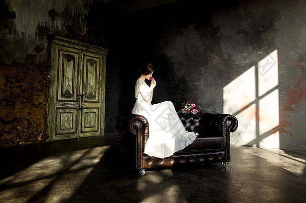 新娘美丽的衣服坐着椅子在室内黑暗工作室室内首页