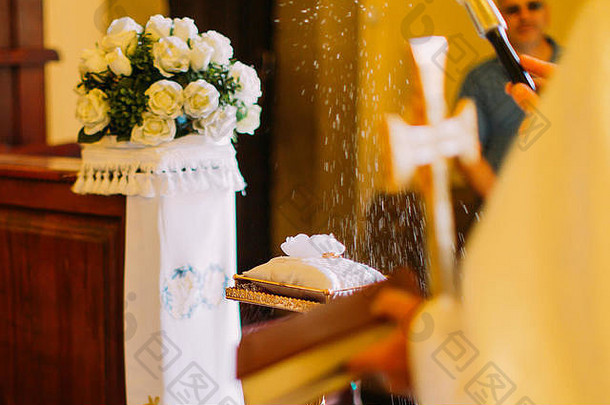 牧师施洗婚礼环可爱的白色枕头神圣的水仪式